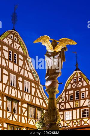 Fachwerkhäuser mit Giebeldach und St.. Michaels Brunnen, mittelalterlicher Marktplatz am Abend, Bernkastel-Kues, Rheinland-Pfalz, Deutschland Stockfoto