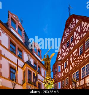 St. Michaels Brunnen mit Rathaus und Giebelhaus am Abend, historische Altstadt, Bernkastel-Kues, Rheinland-Pfalz, Deutschland Stockfoto