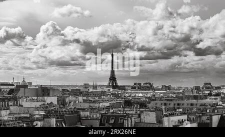 Blick über die Dächer in Paris, Frankreich, vom Centre Pompidou in Richtung Westen zum Eiffelturm, Gustave Eiffels Wahrzeichen der schmiedeeisernen Struktur Stockfoto