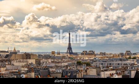 Blick über die Dächer in Paris, Frankreich, vom Centre Pompidou in Richtung Westen zum Eiffelturm, Gustave Eiffels Wahrzeichen der schmiedeeisernen Struktur Stockfoto
