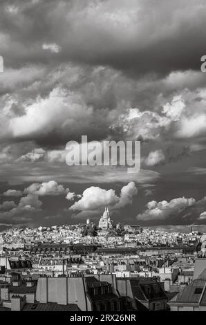 Blick auf die Dächer von Paris vom Centre Pompidou in Richtung Norden zur Basilika Sacré-Cœur de Montmartre (Basilika des Heiligen Herzens) Stockfoto
