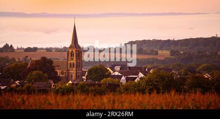 Die Kirche von St. Servatius bei Sonnenaufgang, Landkern, Bezirk Cochem-Zell, Rheinland-Pfalz, Deutschland Stockfoto