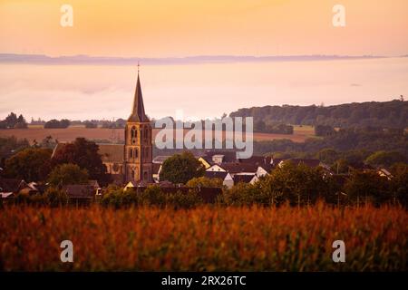 Die Kirche von St. Servatius bei Sonnenaufgang, Landkern, Bezirk Cochem-Zell, Rheinland-Pfalz, Deutschland Stockfoto