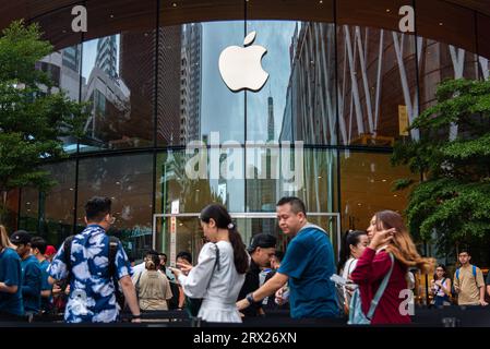 Bangkok, Thailand. September 2023. Die Leute stehen vor einem Apple Store in Bangkok. Die neuen iPhone 15-Modelle, die iPhone 15, Plus, Pro und Pro Max sind, wurden am 22. September 2023 offiziell für Kunden in Thailand eingeführt. (Foto: Peerapon Boonyakiat/SOPA Images/SIPA USA) Credit: SIPA USA/Alamy Live News Stockfoto