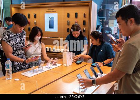 Bangkok, Thailand. September 2023. Kunden besichtigen das neue iPhone 15 im Apple Store in Bangkok. Die neuen iPhone 15-Modelle, die iPhone 15, Plus, Pro und Pro Max sind, wurden am 22. September 2023 offiziell für Kunden in Thailand eingeführt. (Foto: Peerapon Boonyakiat/SOPA Images/SIPA USA) Credit: SIPA USA/Alamy Live News Stockfoto