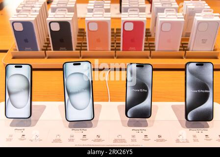 Bangkok, Thailand. September 2023. Die neuen iPhone 15 Modelle werden im Apple Store in Bangkok gezeigt. Die neuen iPhone 15-Modelle, die iPhone 15, Plus, Pro und Pro Max sind, wurden am 22. September 2023 offiziell für Kunden in Thailand eingeführt. (Foto: Peerapon Boonyakiat/SOPA Images/SIPA USA) Credit: SIPA USA/Alamy Live News Stockfoto