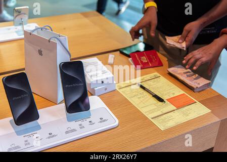 Bangkok, Thailand. September 2023. Kunden kaufen das neue iPhone 15 im Apple Store in Bangkok. Die neuen iPhone 15-Modelle, die iPhone 15, Plus, Pro und Pro Max sind, wurden am 22. September 2023 offiziell für Kunden in Thailand eingeführt. (Foto: Peerapon Boonyakiat/SOPA Images/SIPA USA) Credit: SIPA USA/Alamy Live News Stockfoto