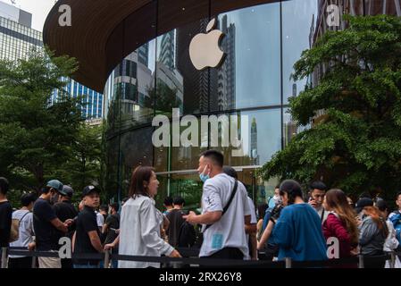Bangkok, Thailand. September 2023. Die Leute stehen vor einem Apple Store in Bangkok. Die neuen iPhone 15-Modelle, die iPhone 15, Plus, Pro und Pro Max sind, wurden am 22. September 2023 offiziell für Kunden in Thailand eingeführt. (Foto: Peerapon Boonyakiat/SOPA Images/SIPA USA) Credit: SIPA USA/Alamy Live News Stockfoto