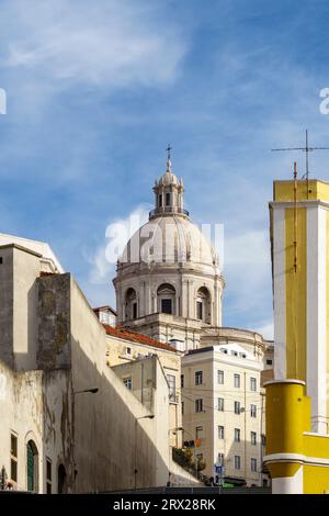 Die weiße Kuppel der Kirche Santa Engrácia (das Nationalpantheon) dominiert die Skyline von Lissabon Stockfoto