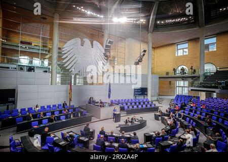 Berlin, Deutschland. September 2023. Abgeordnete nehmen an der Bundestagssitzung Teil. Thema der Bundestagssitzung ist unter anderem das Bundesklimaschutzgesetz. Quelle: Kay Nietfeld/dpa/Alamy Live News Stockfoto