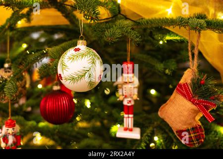 Schließen Sie weihnachtsbaum mit Bändern und anderen Dekorationen rot und Gold . Stockfoto