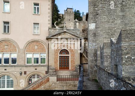 SAN MARINO, SAN MARINO - 11. MÄRZ 2023: Dies ist die Nuova-Kapelle der drei Religionen in der Nähe der Stadtmauern. Stockfoto