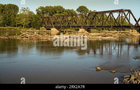 Die Brücke überquert den des Moines River von Ottumwa Iowa bis zur Türkei Island. Eisenbahnbrücke aus dem Jahr 1911. Stockfoto