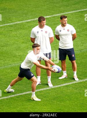 George Ford (links), Owen Farrell und Danny Care (rechts) während eines Trainings im Stade Pierre Mauroy, Villeneuve-d'Ascq. Bilddatum: Freitag, 22. September 2023. Stockfoto