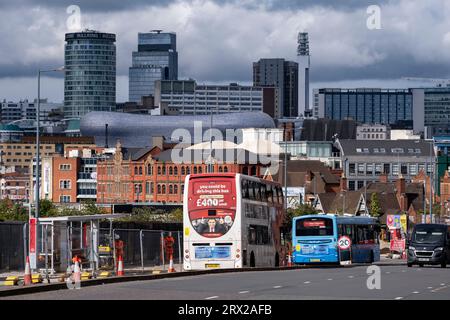 Blick auf das Stadtzentrum von Birmingham, da die finanziellen Probleme für den Stadtrat von Birmingham weiter anhalten und die Regierung bekannt gibt, dass Kommissare entsandt werden, um den rat am 21. September 2023 in Birmingham, Vereinigtes Königreich, zu leiten. Der vom Arbeitsamt geführte rat hatte seit langem finanzielle Probleme aufgrund von Ansprüchen auf gleiche Entlohnung, bei denen Frauen weniger als Männer in derselben Gehaltsgruppe bezahlt wurden, und der Einführung eines problematischen IT-Systems. dies hat zu einem finanziellen Schwarzen Loch von etwa £ 650 Mio. und £ 760 Mio. bzw. £ 100 Mio. geführt. Stockfoto