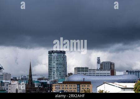 Dunkle Wolken sammeln sich imposant über dem Stadtzentrum von Birmingham, als die finanziellen Probleme für den Stadtrat von Birmingham anhalten und die Regierung kündigt an, dass Kommissare entsandt werden, um den rat am 21. September 2023 in Birmingham, Großbritannien, zu leiten. Der vom Arbeitsamt geführte rat hatte seit langem finanzielle Probleme aufgrund von Ansprüchen auf gleiche Entlohnung, bei denen Frauen weniger als Männer in derselben Gehaltsgruppe bezahlt wurden, und der Einführung eines problematischen IT-Systems. dies hat zu einem finanziellen Schwarzen Loch von etwa £ 650 Mio. und £ 760 Mio. bzw. £ 100 Mio. geführt. Stockfoto