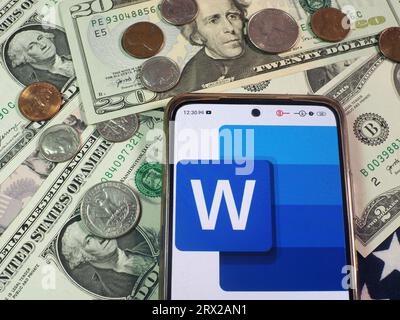 In dieser Abbildung wird das Microsoft Word-Logo auf einem Smartphone angezeigt. Stockfoto