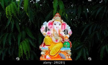 Lord Ganesha, Adiyogi und maa Durga Idol oder Statue isoliert auf grünen Blättern Hintergrund. Indisches Festivalkonzept. Stockfoto