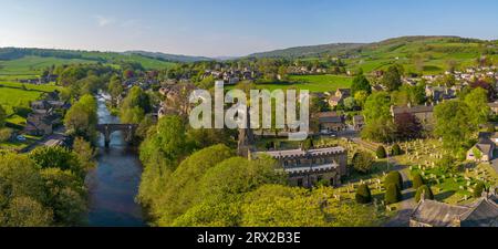 Luftaufnahme des Flusses Derwent und Baslow Village, Peak District National Park, Derbyshire, England, Großbritannien, Europa Stockfoto