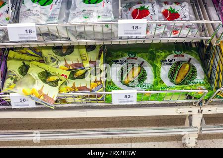 Phuket, Thailand - 26. Februar 2018: Sortiment von Früchten Süßigkeiten Süßigkeiten in Packung. Erdbeere und Durian Geschmack Milch Süßigkeiten Verkauf im Supermarkt Stockfoto