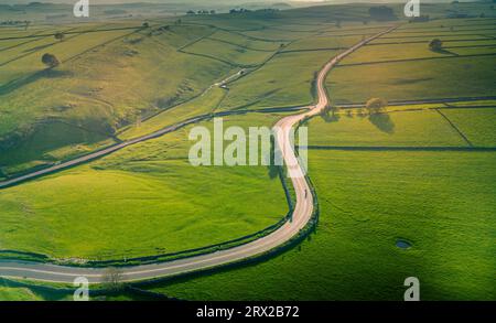 Luftaufnahme der A623 in der Nähe von Tideswell, Peak District National Park, Derbyshire, England, Großbritannien, Europa Stockfoto