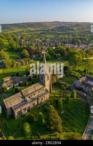 Luftaufnahme der Kirche und des Dorfes Hathersage, Peak District National Park, Derbyshire, England, Großbritannien, Europa Stockfoto