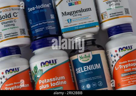 Vitamine, Mineralien und Mikronährstoffe aus iHerb. Viele verschiedene Gläser. Biologisch aktive Lebensmittelzusatzstoffe. Nahrungsergänzungsmittel online kaufen. Arzneimittel für die Gesundheit. Kiew, Ukraine – 13. Juli 2023. Stockfoto