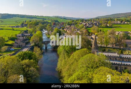 Luftaufnahme des Flusses Derwent und Baslow Village, Peak District National Park, Derbyshire, England, Großbritannien, Europa Stockfoto