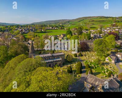 Luftaufnahme von Baslow Village, Peak District National Park, Derbyshire, England, Großbritannien, Europa Stockfoto