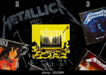 Cover der Metallica 72 Seasons CD und anderer cds der amerikanischen Heavy-Metal-Gruppe auf einem T-Shirt mit Metallica-Logo Stockfoto
