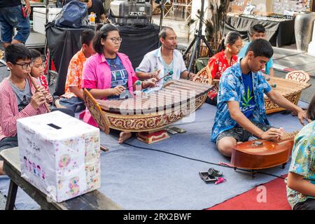 Phuket, Thailand - 25. Februar 2018: Musikgruppe, die verschiedene Instrumente auf der Straße spielt Stockfoto