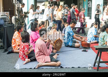 Phuket, Thailand - 25. Februar 2018: Musikgruppe, die verschiedene Instrumente auf der Straße spielt Stockfoto