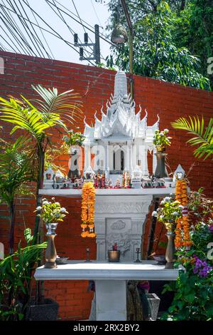 Weiß Holz- Geist Haus dekoriert tagetes Blumen in Phuket, Thailand Stockfoto