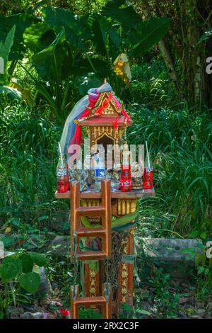 Phuket, Thailand - 28. Februar 2018: Wooden Spirit House im Dschungel. San Phra Phum Miniaturtempel im Regenwald. Kleines religiöses thailändisches Joss-Haus Stockfoto