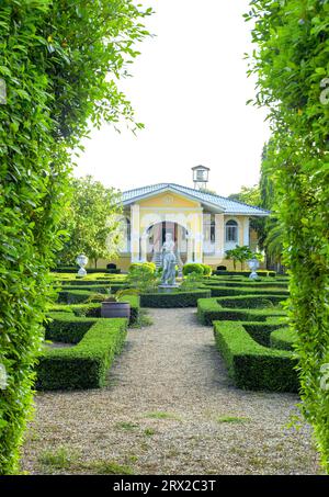 Haus und grüne buxus Labyrinthe im Sommer Ziergarten. Buchsbaumhecken Labyrinth im Spring Park Stockfoto