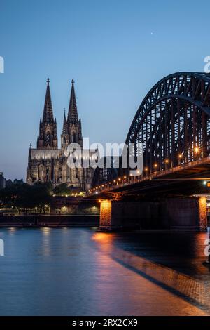 Kölner Dom, UNESCO-Weltkulturerbe und Hohenzollernbrücke bei Dämmerung, Köln, Nordrhein-Westfalen, Deutschland, Europa Stockfoto