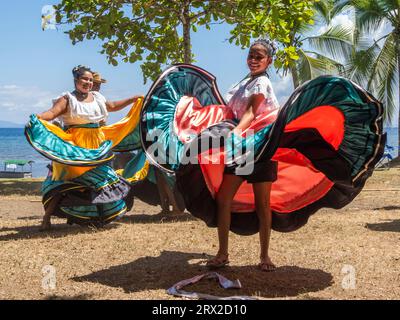 Eine Gruppe junger Costa-ricanischer Tänzer in traditioneller Kleidung tritt in Playa Blanca, El Golfito, Costa Rica, Mittelamerika auf Stockfoto