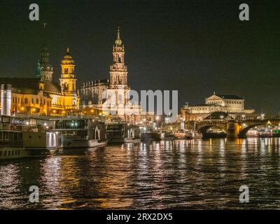 Blick auf das moderne Dresden bei Nacht von über der Elbe, Dresden, Sachsen, Deutschland, Europa Stockfoto