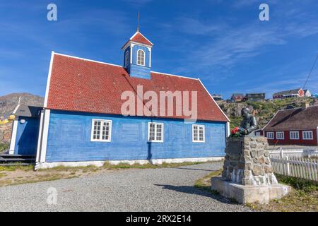 Nachbildung der traditionellen Kirche und anderer Gebäude in der farbenfrohen dänischen Stadt Sisimiut, Westgrönland, Polarregionen Stockfoto