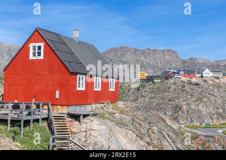 Die farbenfrohe dänische Stadt Sisimiut, Westgrönland, Polarregionen Stockfoto