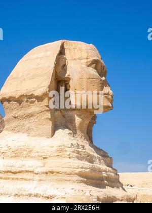 Die große Sphinx von Gizeh in der Nähe der Großen Pyramide von Gizeh, das älteste der sieben Weltwunder, in der Nähe von Kairo, Ägypten, Afrika Stockfoto