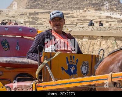 Der Fahrer einer geschmückten Pferdekutsche am Pyramidenkomplex, UNESCO-Weltkulturerbe, Gizeh, in der Nähe von Kairo, Ägypten, Nordafrika, Afrika Stockfoto