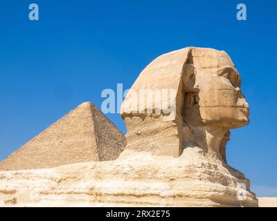 Die große Sphinx von Gizeh in der Nähe der Großen Pyramide von Gizeh, das älteste der sieben Weltwunder, Gizeh, in der Nähe von Kairo, Ägypten, Afrika Stockfoto