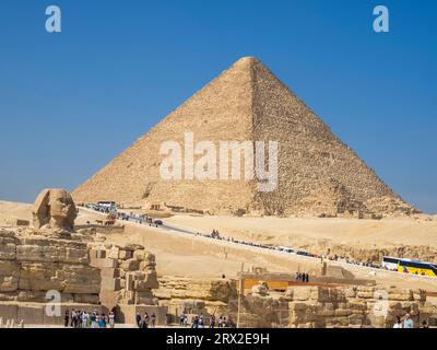 Touristen, die die große Sphinx und Pyramide besuchen, im Gizeh-Komplex, UNESCO-Weltkulturerbe, Gizeh, außerhalb von Kairo, Ägypten, Nordafrika, Afrika Stockfoto