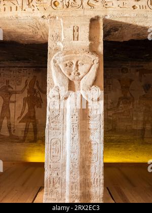 Detail der Göttin Hathor auf Säule im kleinen Tempel von Abu Simbel, UNESCO-Weltkulturerbe, Abu Simbel, Ägypten, Nordafrika, Afrika Stockfoto