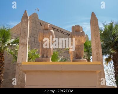 Ein Blick auf den Eingang zum Nubischen Museum in der Stadt Assuan, Ägypten, Nordafrika, Afrika Stockfoto