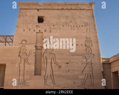 Hieroglyphen im Philae Temple Complex, dem Tempel der Isis, derzeit auf der Insel Agilkia, UNESCO-Weltkulturerbe, Ägypten, Nordafrika Stockfoto