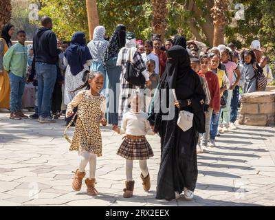 Eine Schulklasse, die am Eingang zum Nubischen Museum in der Stadt Assuan, Ägypten, Nordafrika, Afrika begleitet wird Stockfoto