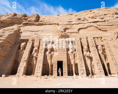Der Tempel von Hathor und Nefertari (der kleine Tempel von Abu Simbel), UNESCO-Weltkulturerbe, Abu Simbel, Ägypten, Nordafrika, Afrika Stockfoto