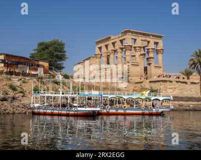 Boote, die sich versammeln, um Touristen zum Philae-Tempelkomplex, dem Isis-Tempel, auf der Insel Agilkia, UNESCO-Weltkulturerbe, Ägypten, zu bringen Stockfoto